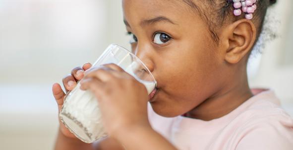 Meisje drinkt melk