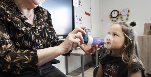 Valerie met puffer en voorzetkamer in de klas