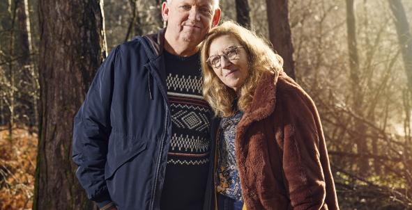 Theo en Anita staan samen in een zonnig bos