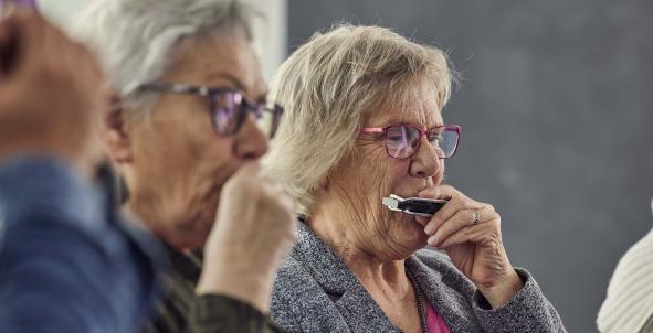 vrijwilliger Margriet verheijden mondharmonica