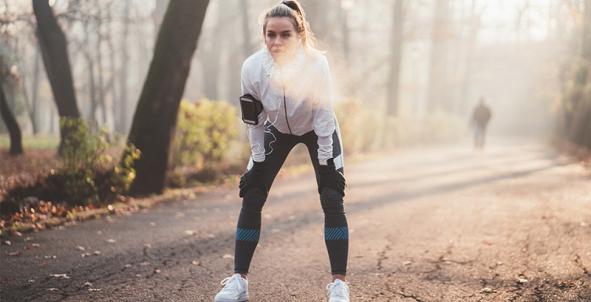 Foto vrouw buiten na sporten