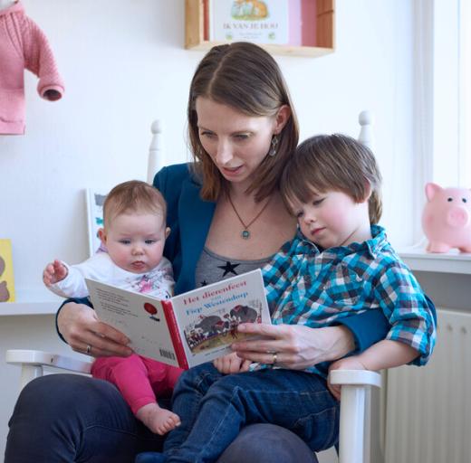 Vrouw leest voor