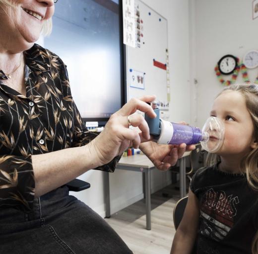 Valerie met puffer en voorzetkamer in de klas