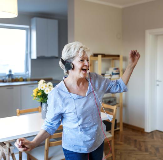 Zingende vrouw staat in de keuken, waarom zingen meer lucht geeft