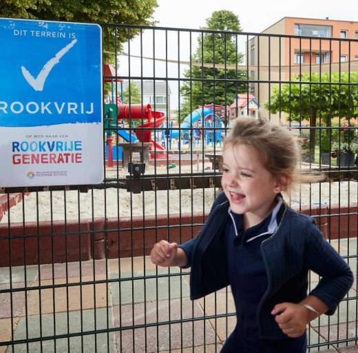 rookvrij bord met kind bij speeltuin