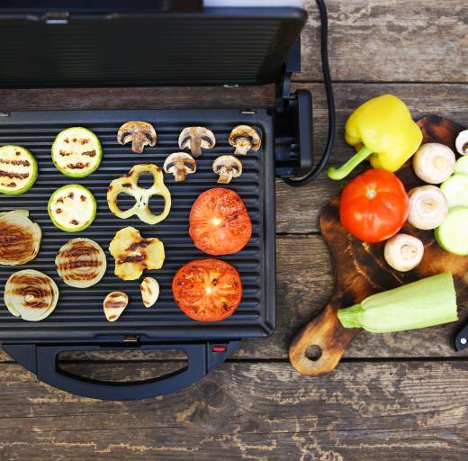 Elektrische barbeque met groenten