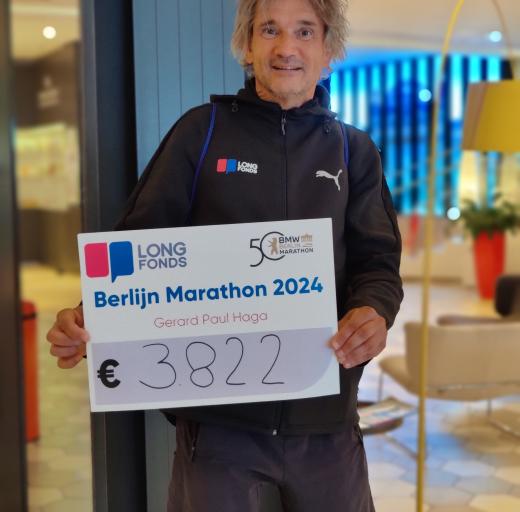 Gerard Paul Haga met cheque Marathon van Berlijn