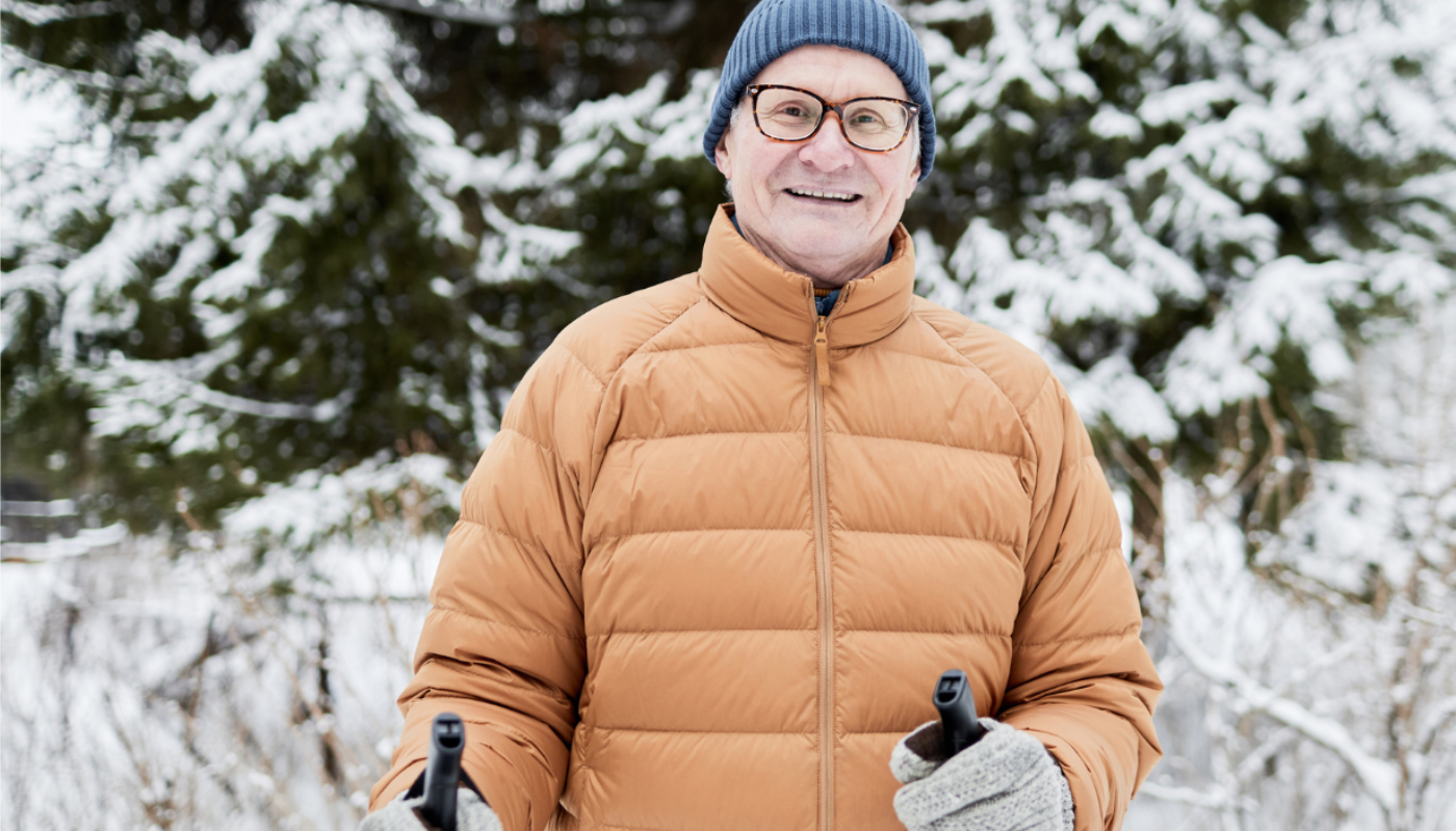 Man buiten in de sneeuw