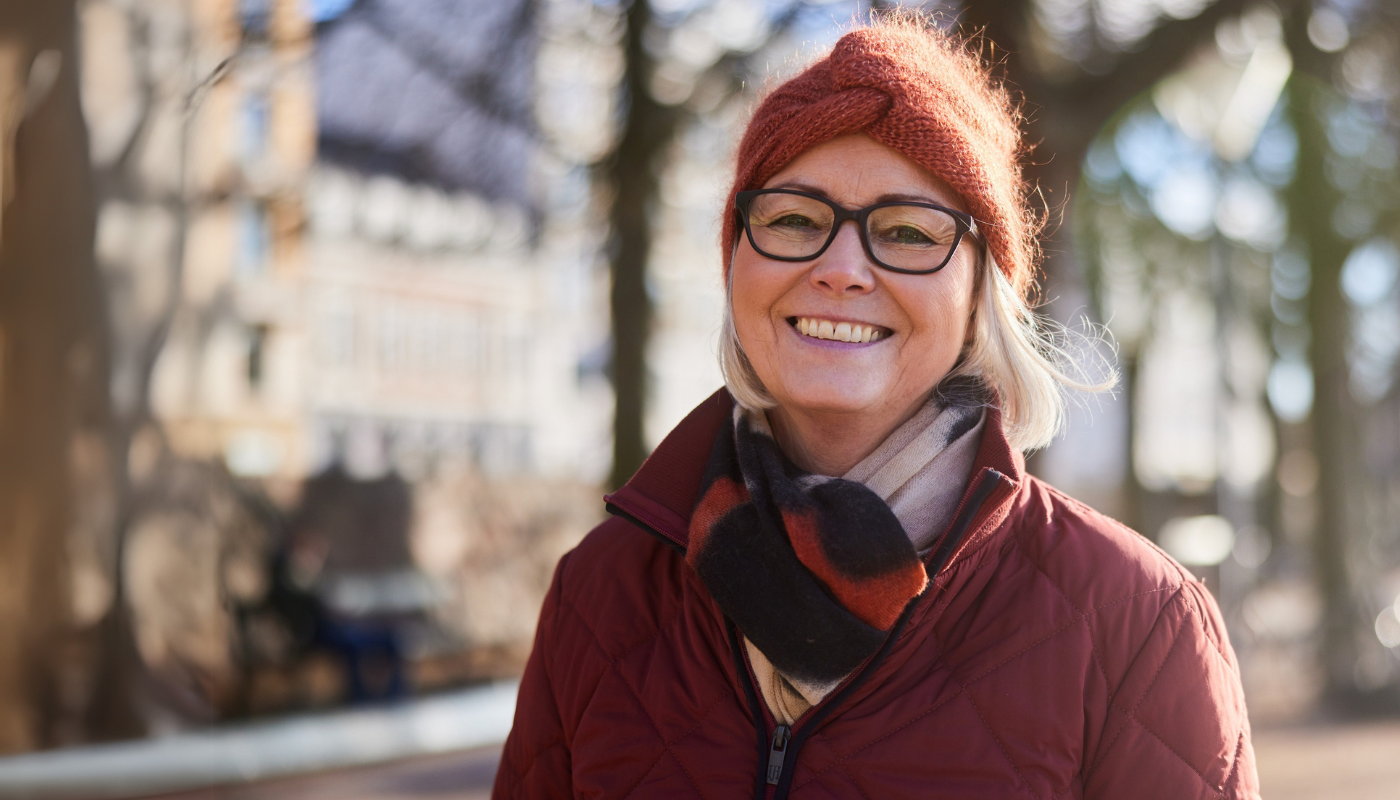 Vrouw met haarband buiten in de winter