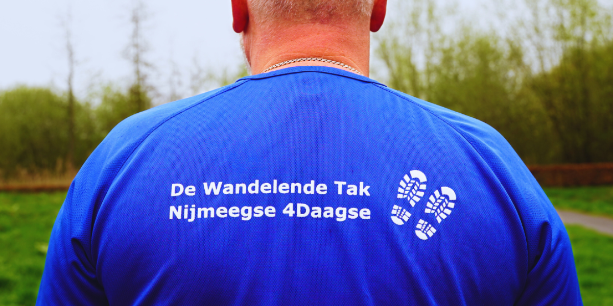 Barry traint bij wandelclub 'De Wandelende Tak'