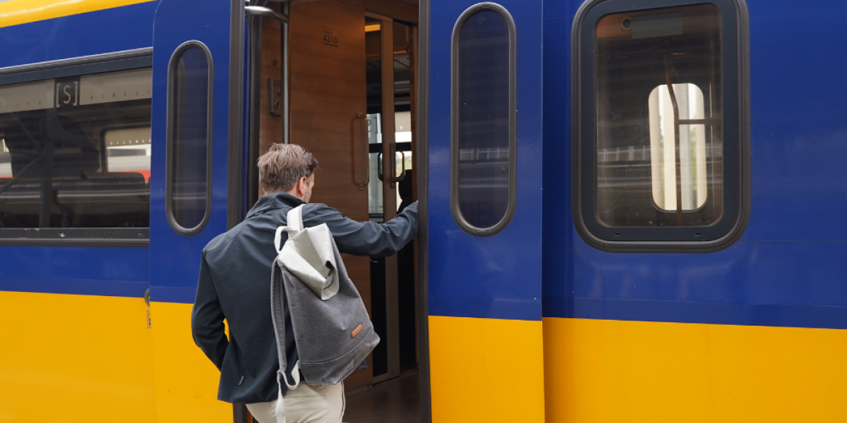 Man stapt in trein op station