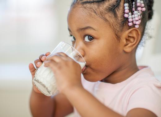 Meisje drinkt melk