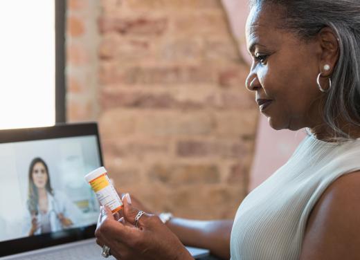 Digitale zorgoplossingen op een rij, ehealth, vrouw beeldbelt met haar zorgverlener en kijkt naar medicijnen